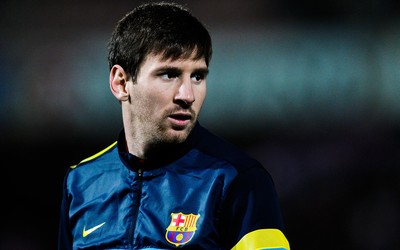 安博体育热评-久保建英赛后和对手交换球衣